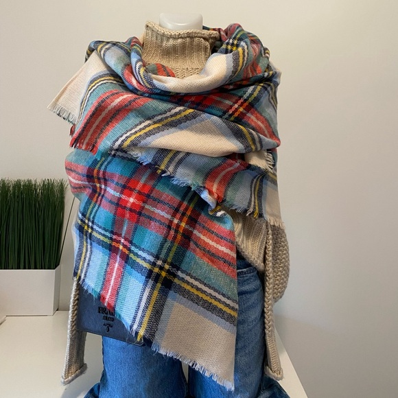 Blanket scarf from American Eagle - Picture 4 of 4